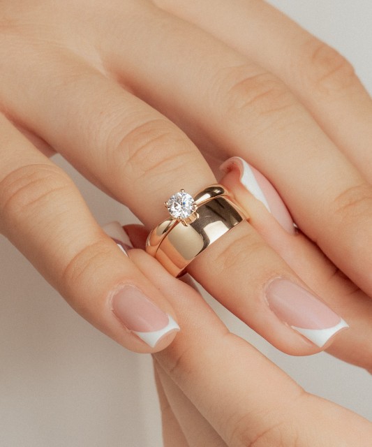Gold ring with zirconium