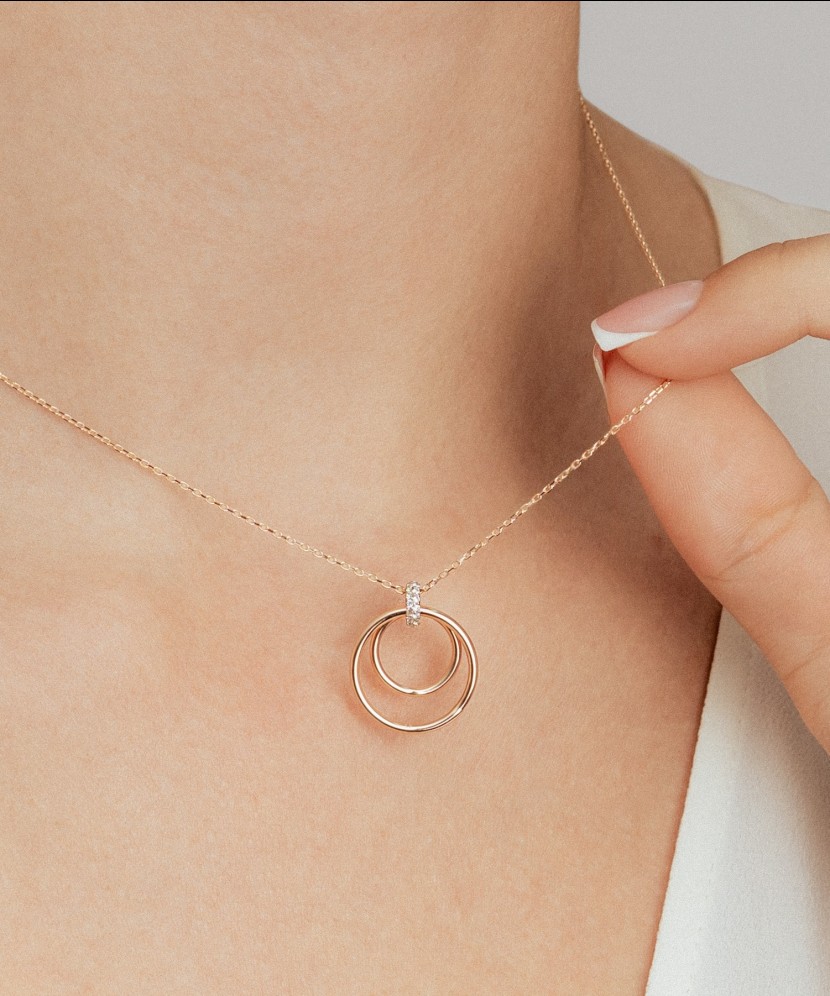 Gold chain with zirconium pendant