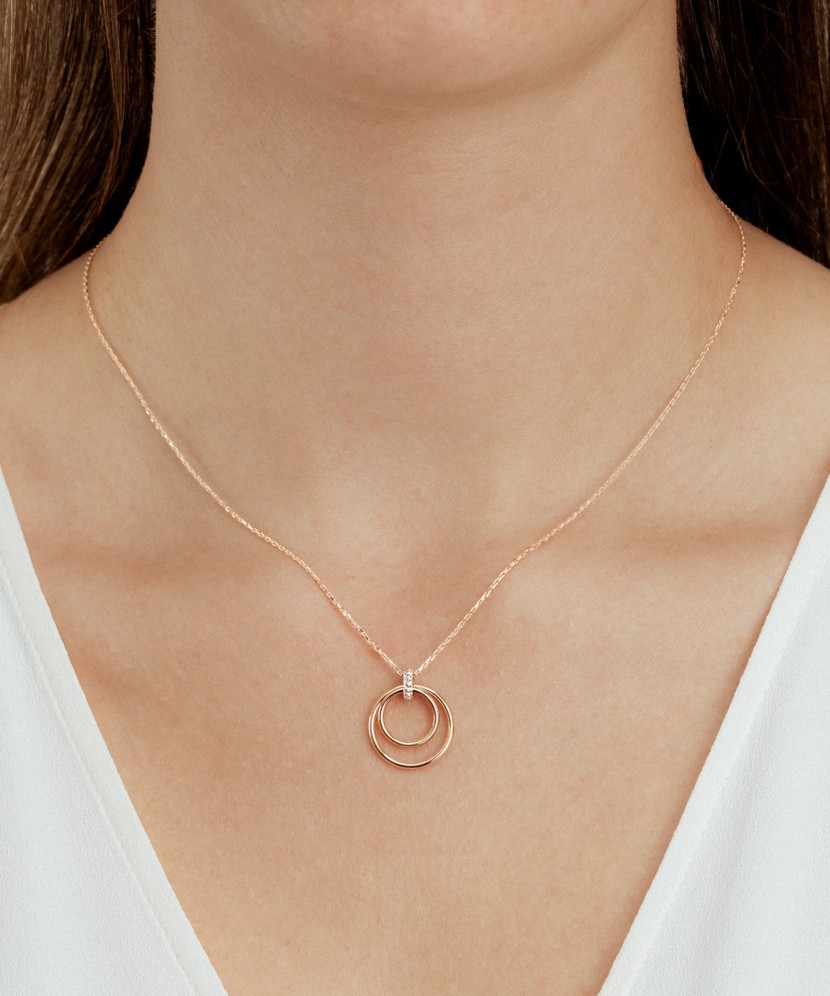 Gold chain with zirconium pendant