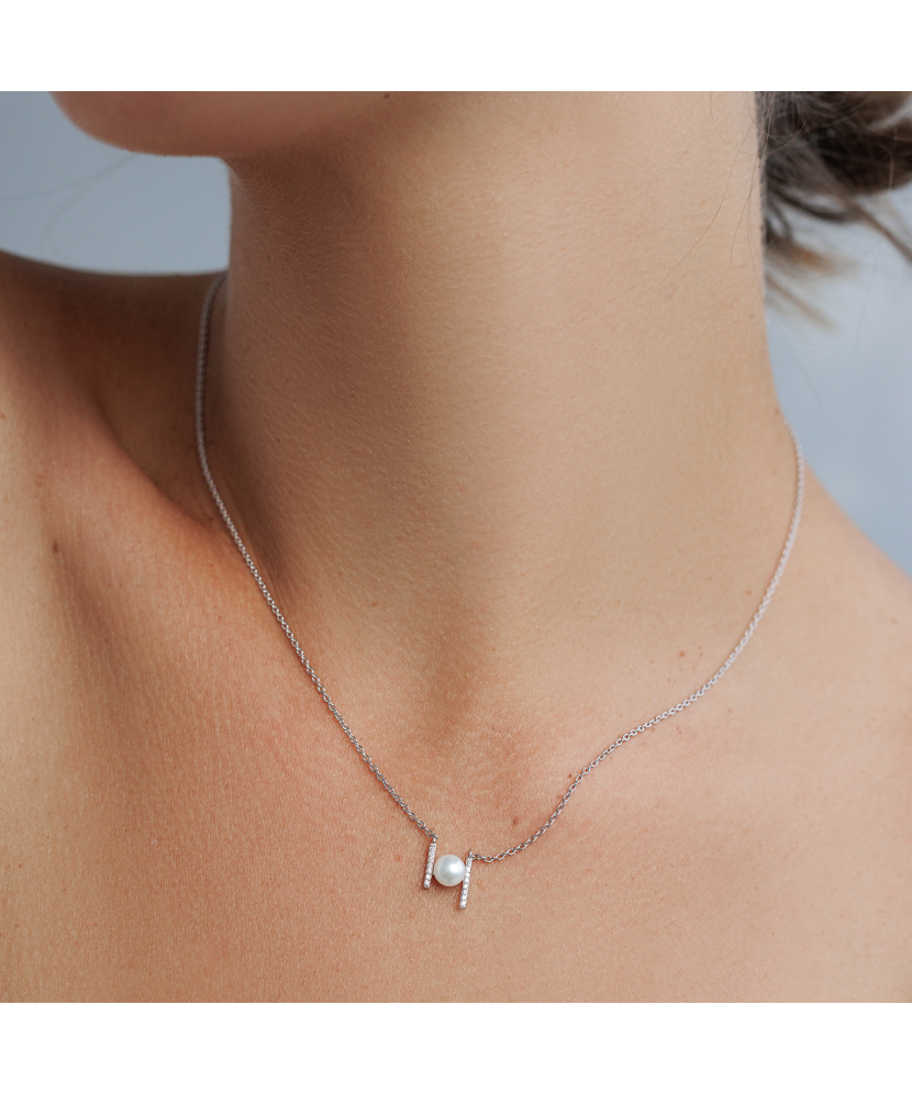 Sterling silver chain with pearl pendant and zircons
