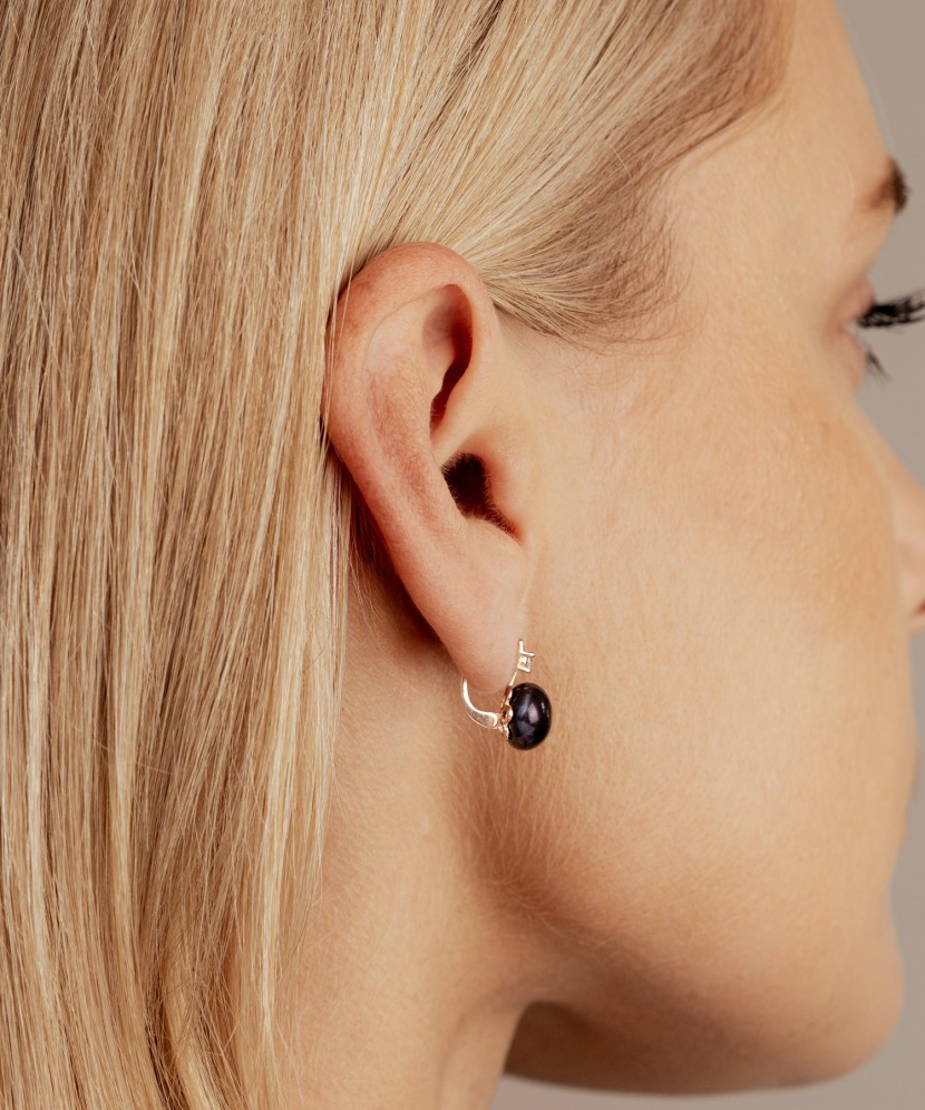 Gold earrings with pearls and zircons