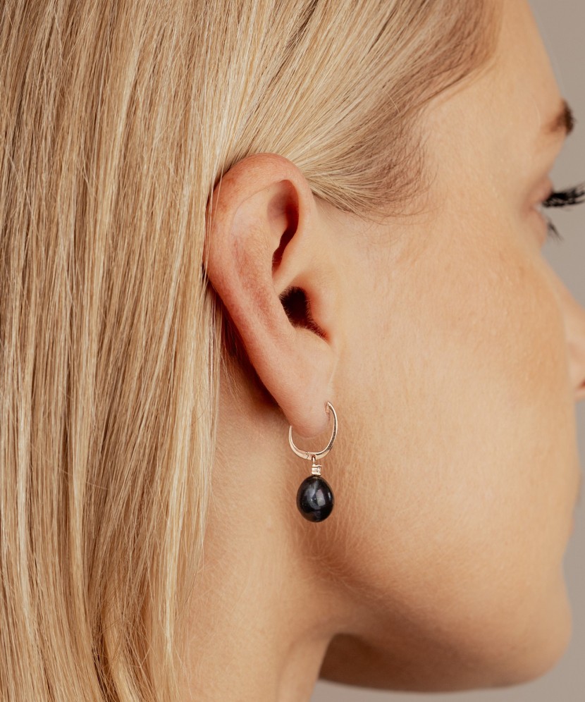 Gold earrings with pearls and zircons