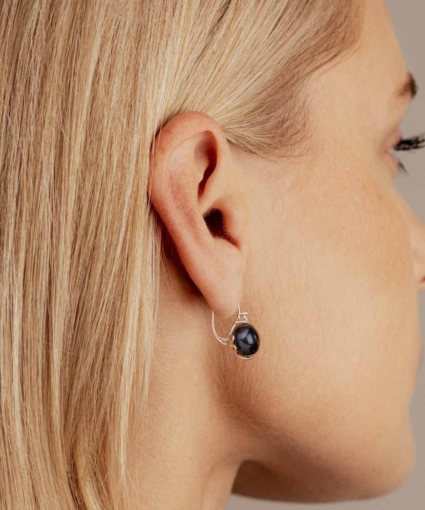 Gold earrings with pearls and zirconium