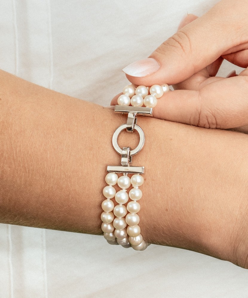 Pearl bracelet with silver