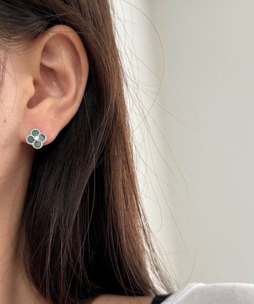 Позолоченные серебряные серьги с малахитом и цирконами