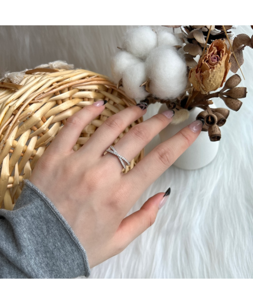 Sterling silver ring with zircons