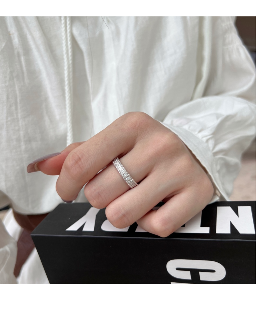 Sterling silver ring with zircons