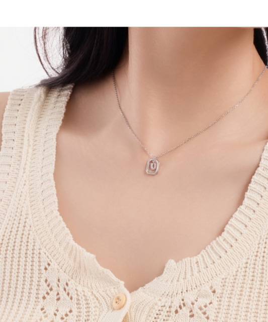 Серебряная цепочка с подвеской из циркона «Буква U»