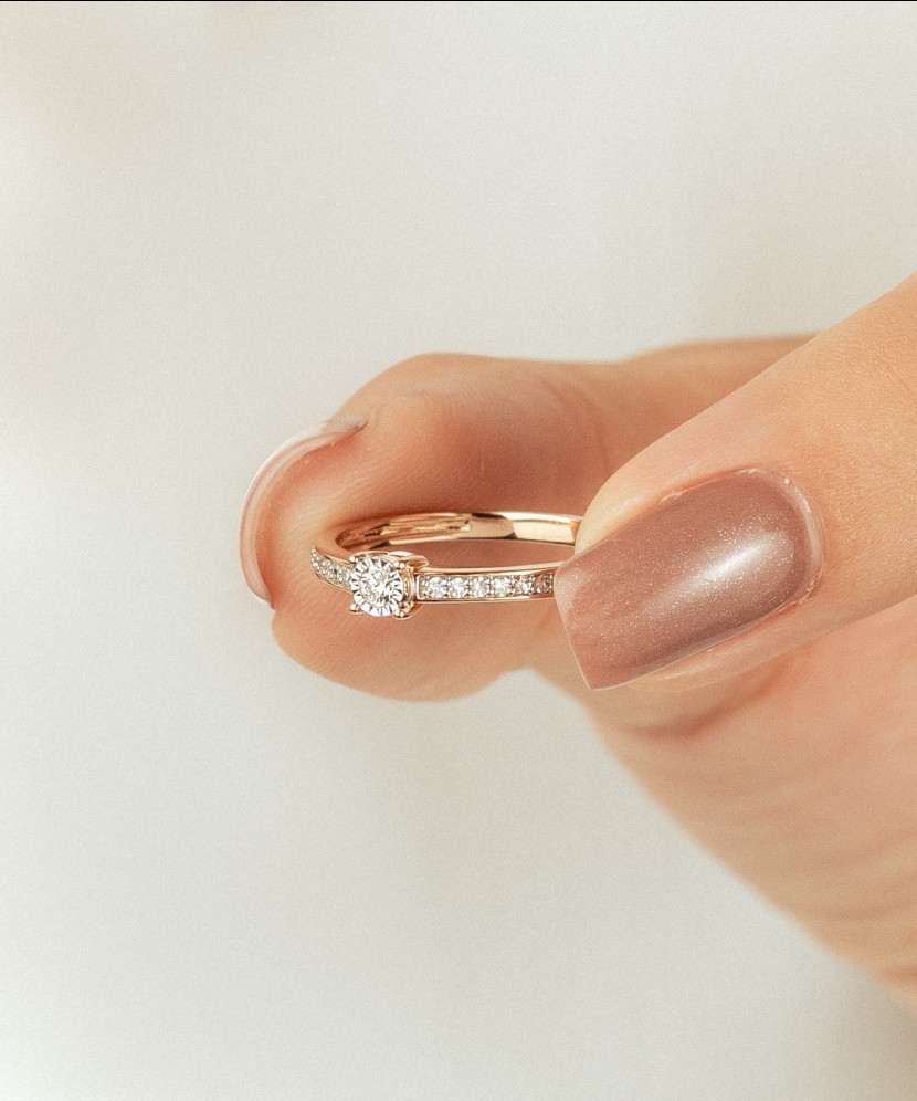 Gold ring with diamonds