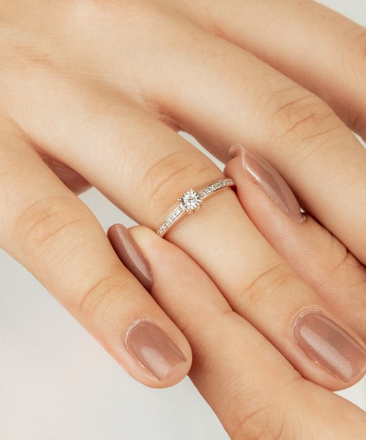 Gold ring with diamonds