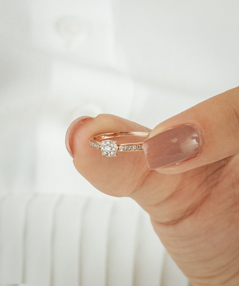 Gold ring with diamonds