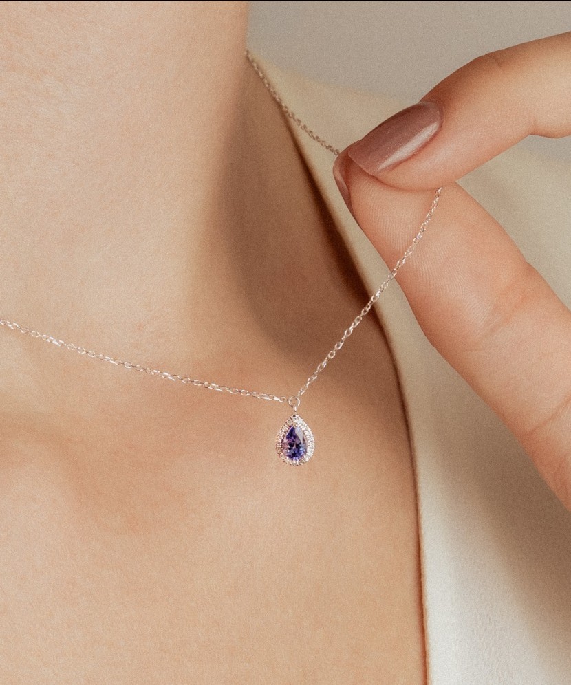 White gold chain with tanzanite and diamond pendant