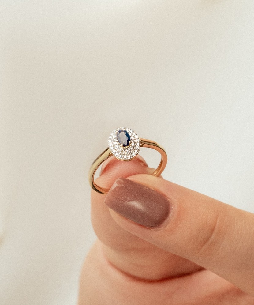 Yellow gold ring with sapphire and diamonds