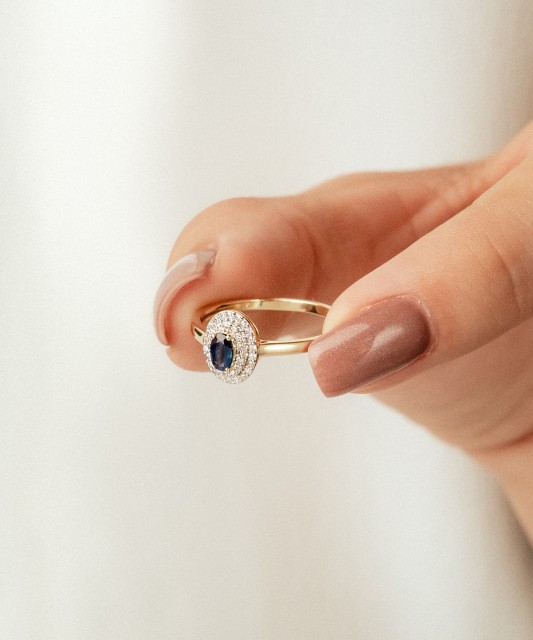 Yellow gold ring with sapphire and diamonds