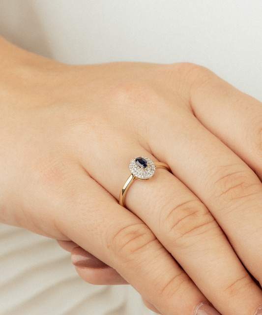 Yellow gold ring with sapphire and diamonds