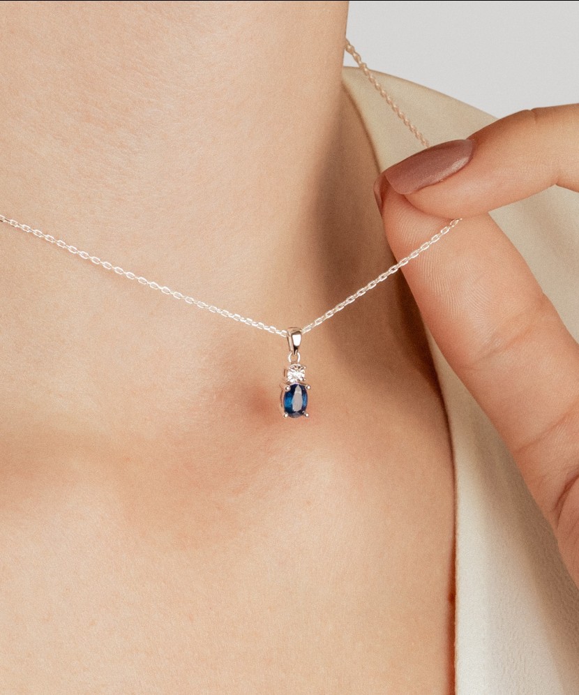 White gold pendant with sapphire and diamonds