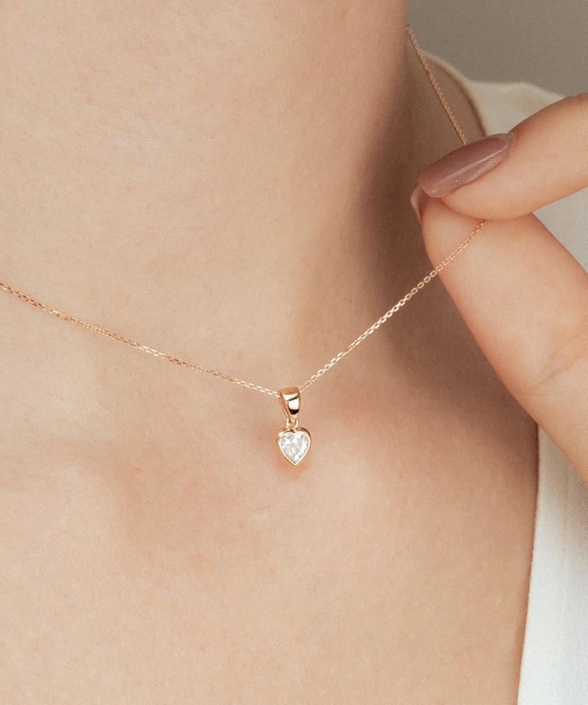 Gold pendant with zirconium "heart"