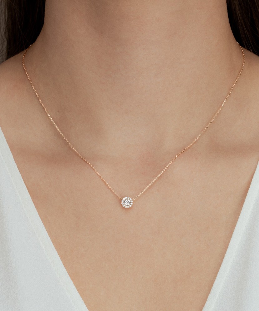 Gold chain with zirconium pendant