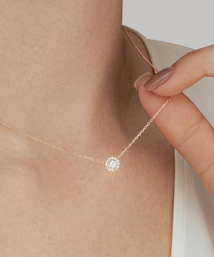 Gold chain with zirconium pendant