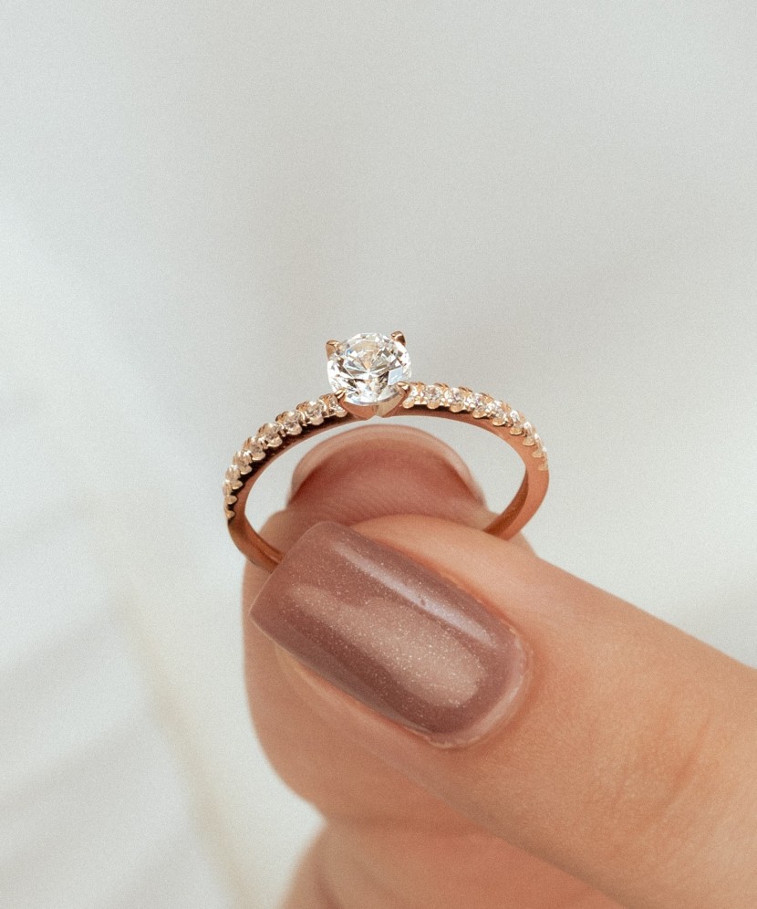 Gold ring with zircons