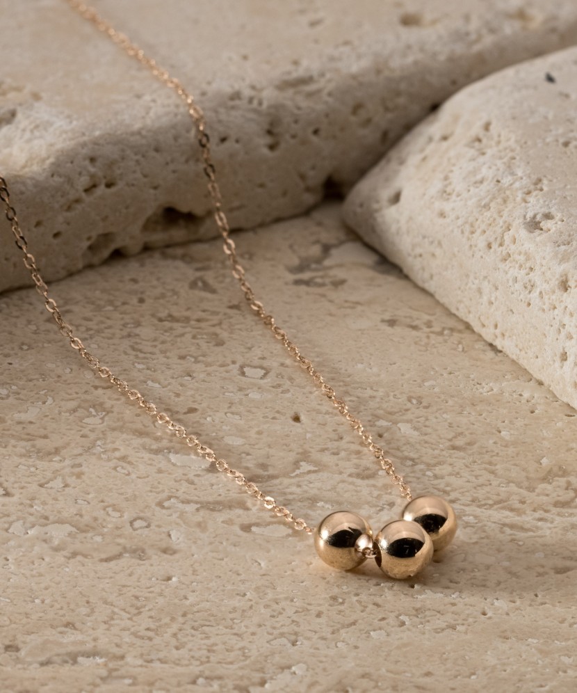 Gold chain with pendant