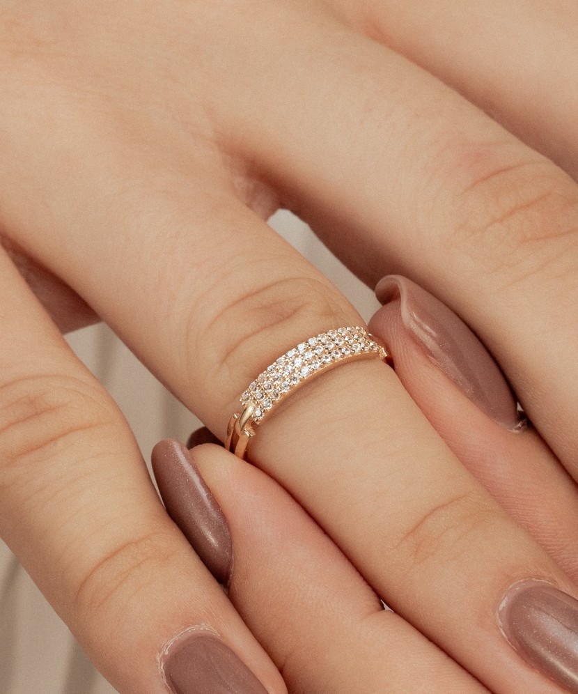 Gold ring with zircons