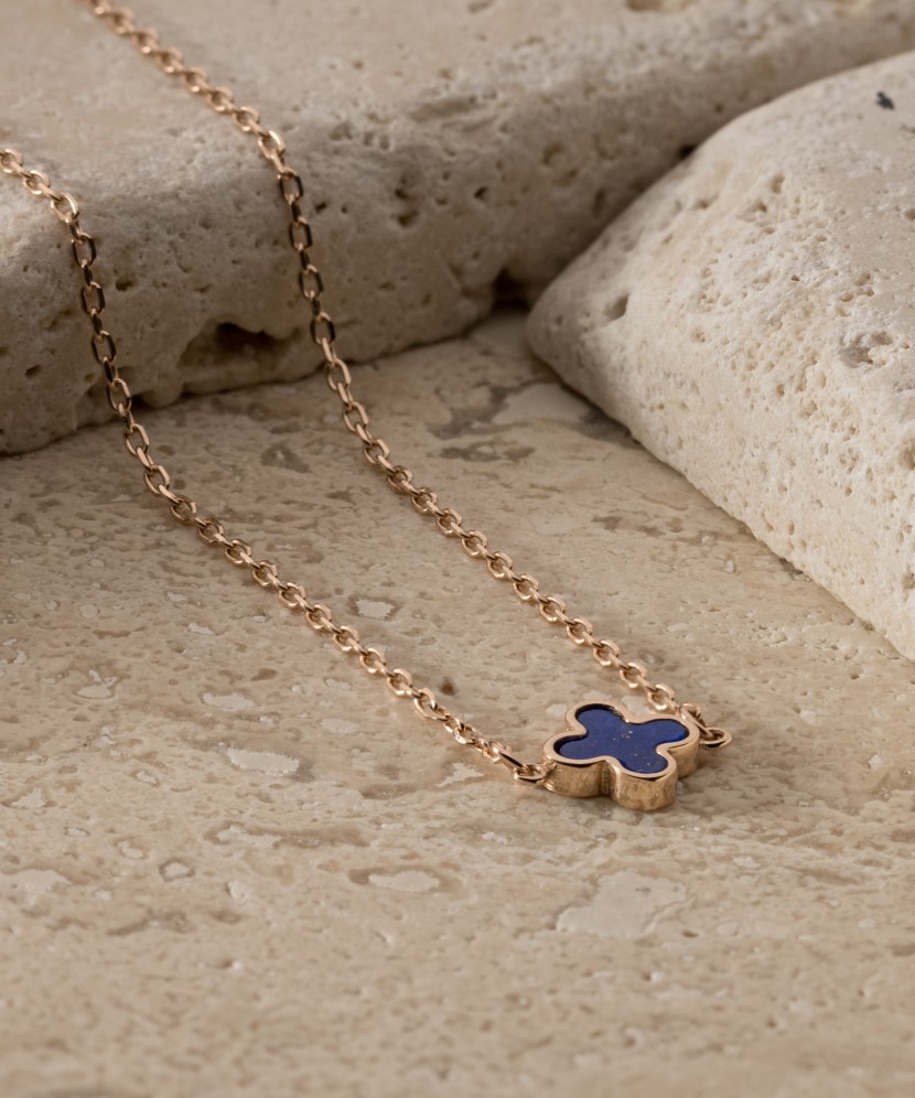 Gold chain with pendant