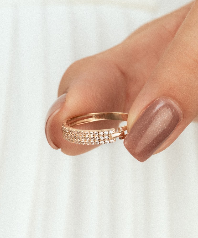 Gold ring with zircons