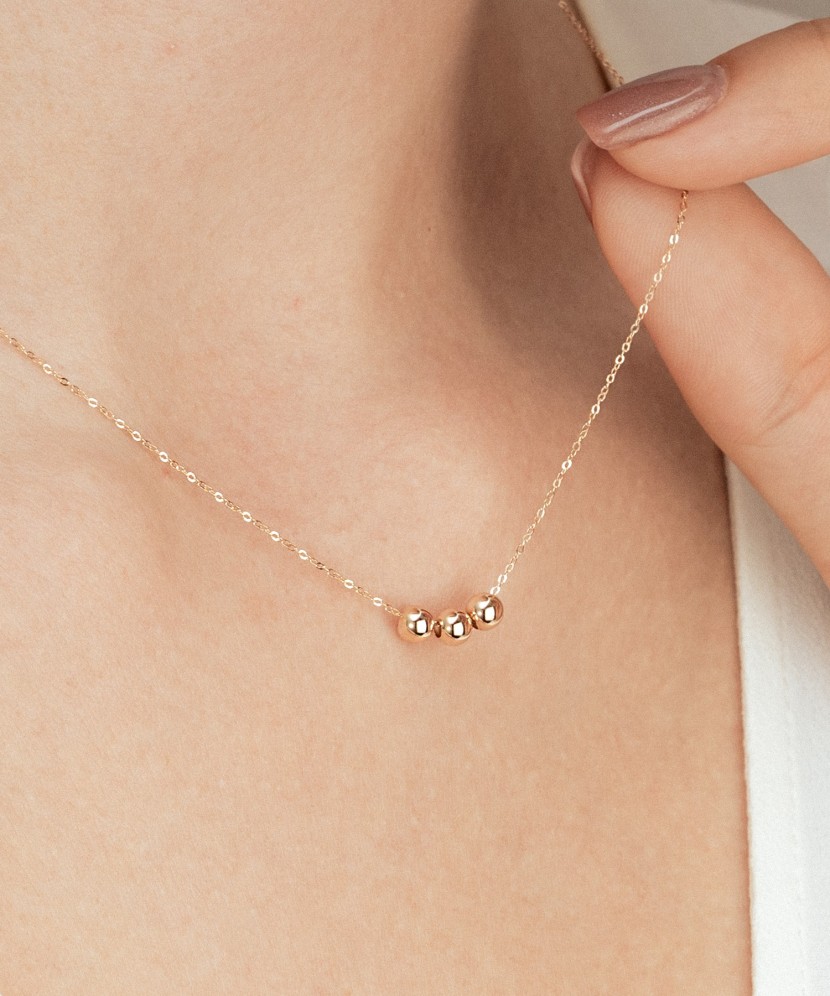 Gold chain with pendant