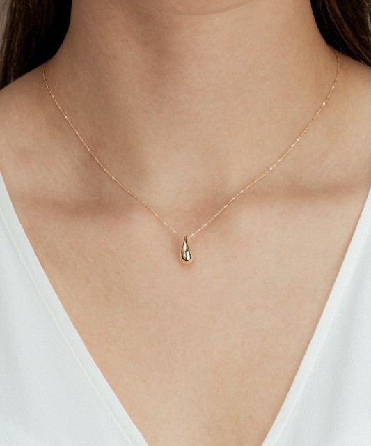Gold chain with pendant