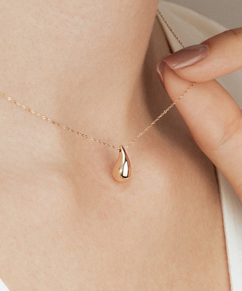 Gold chain with pendant