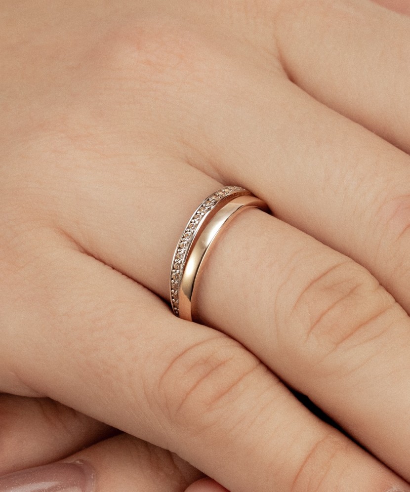 Gold ring with zircons