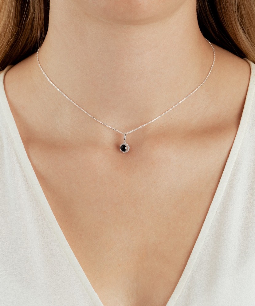 White gold pendant with sapphire and diamonds