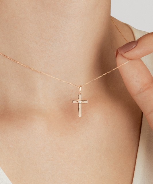Gold pendant with diamond "cross"