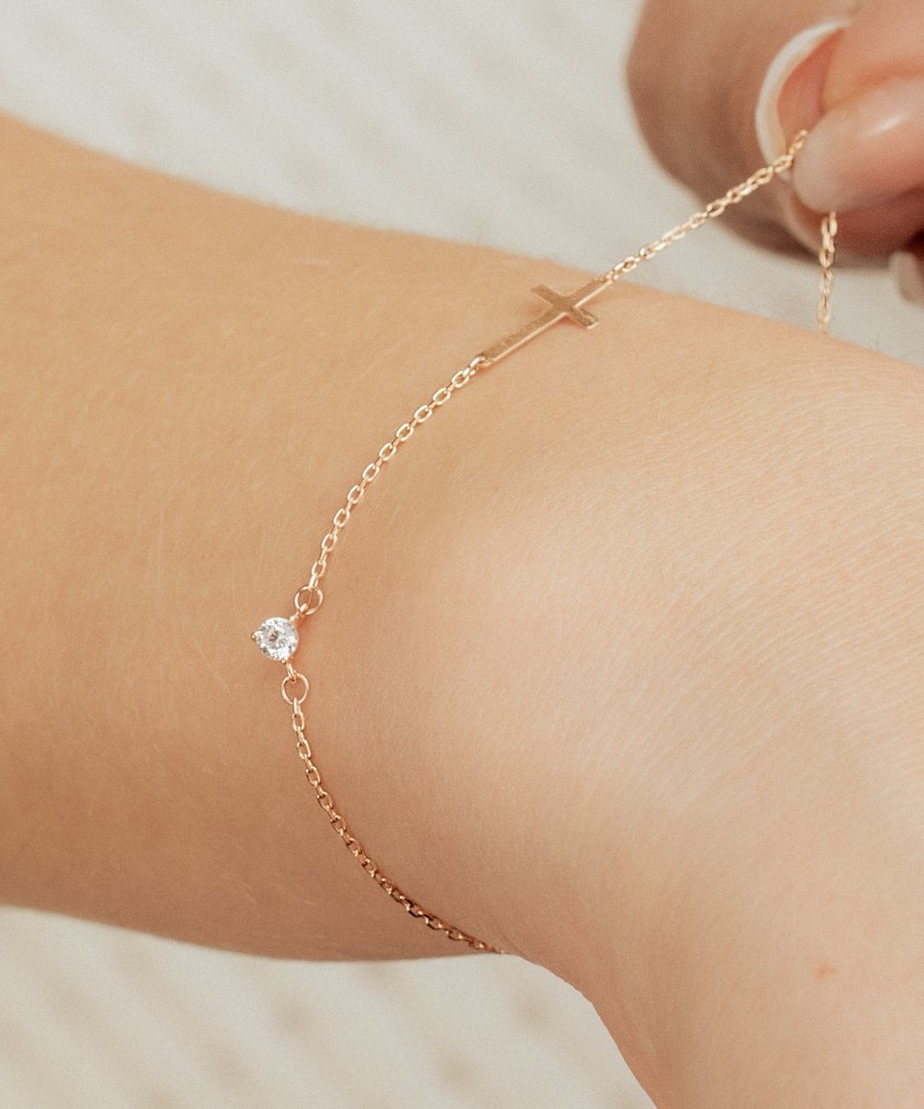 Золотой браслет с цирконом