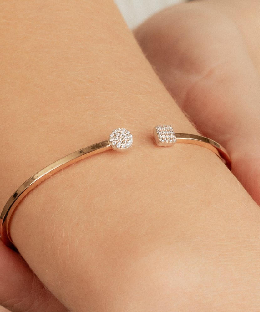 Gold bracelet with zircons