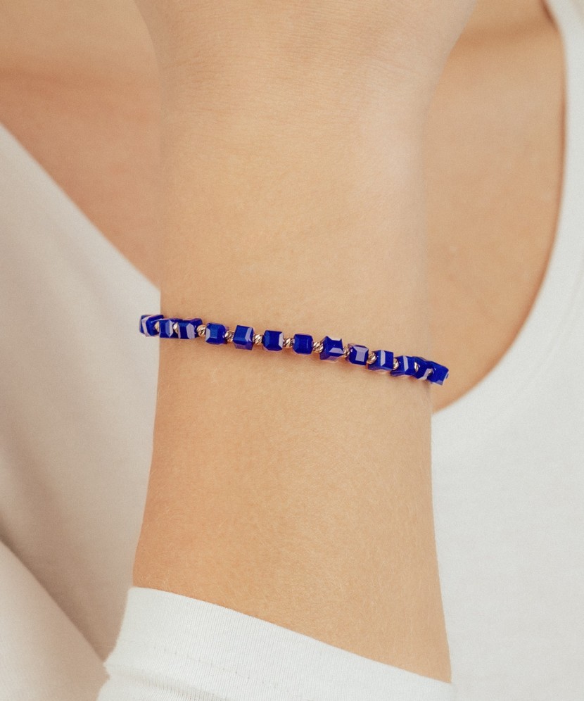 Blue stringbracelet with gold and onyxes Blue stringbracelet with gold and onyxes