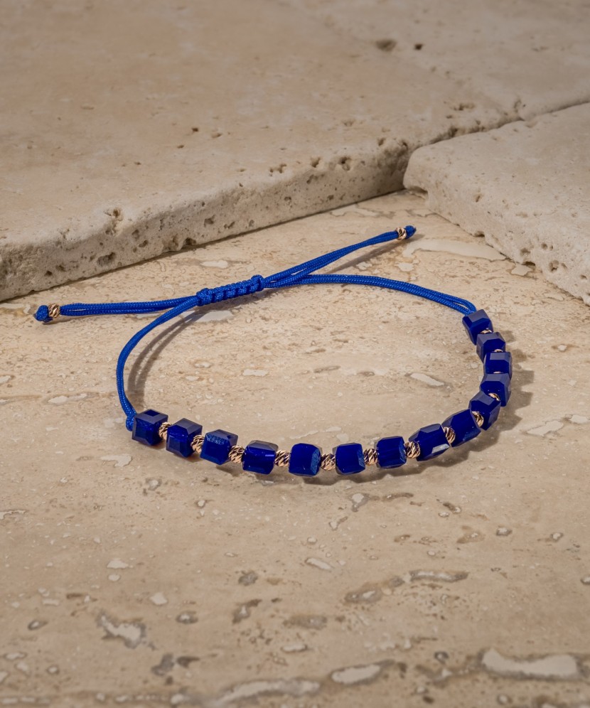 Blue stringbracelet with gold and onyxes Blue stringbracelet with gold and onyxes
