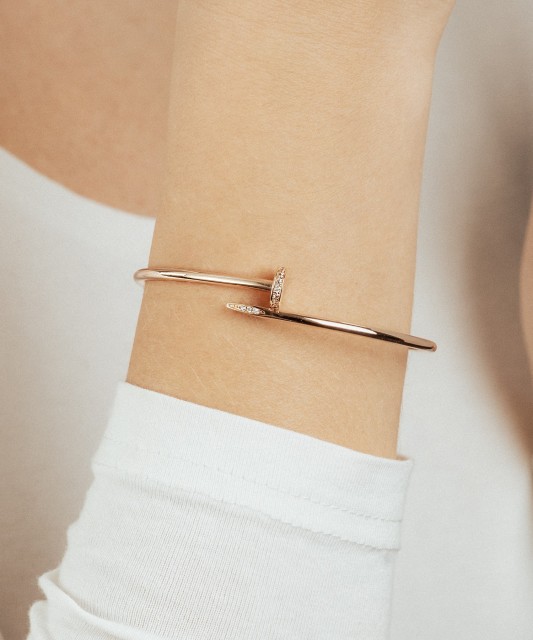 Gold bracelet with zircons