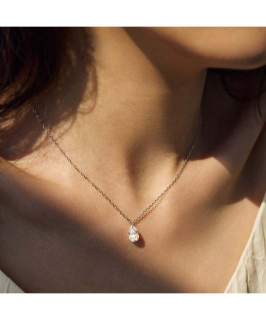 Sterling silver chain with zirconium pendant