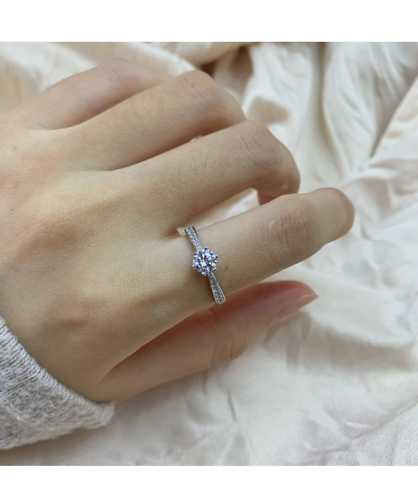 Sterling silver ring with zircons