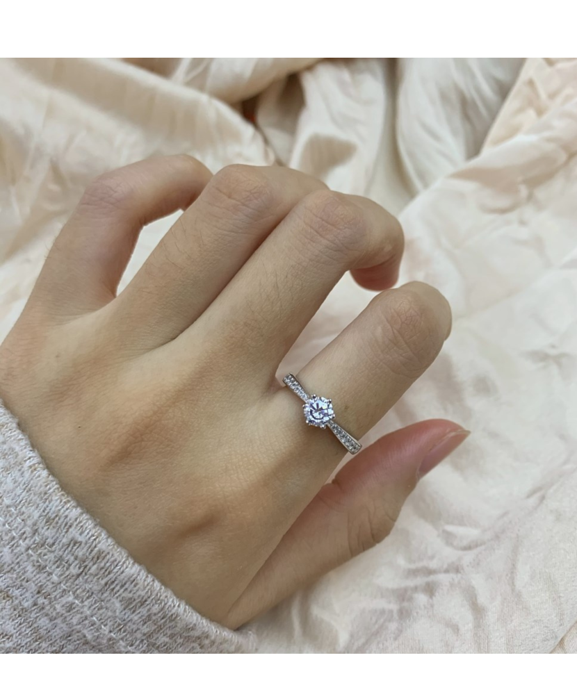 Sterling silver ring with zircons