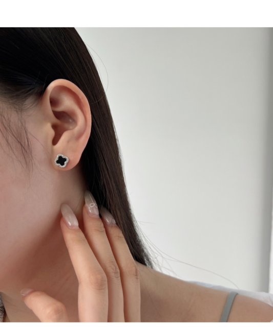 Серебряные серьги с ониксом и цирконами