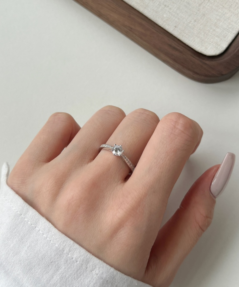 Sterling silver ring with zircons