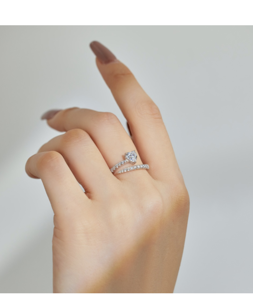 Sterling silver ring with zircons