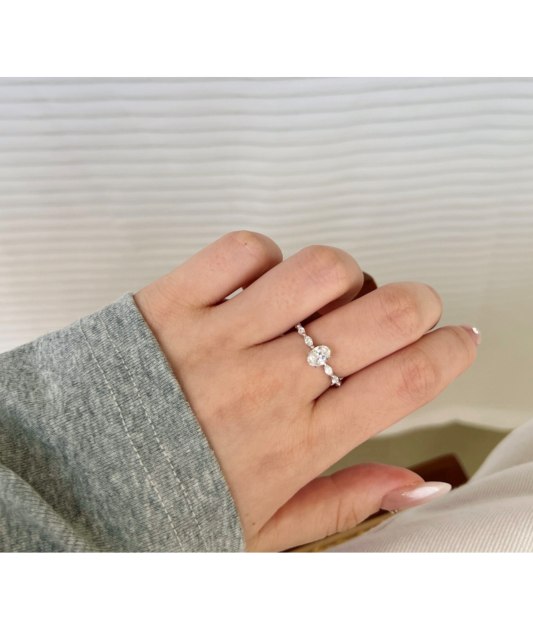Sterling silver ring with zircons