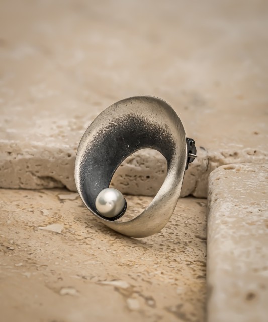 Серебряная брошь с жемчугом