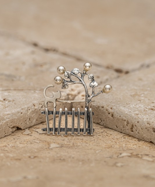 Серебряная брошь с жемчугом