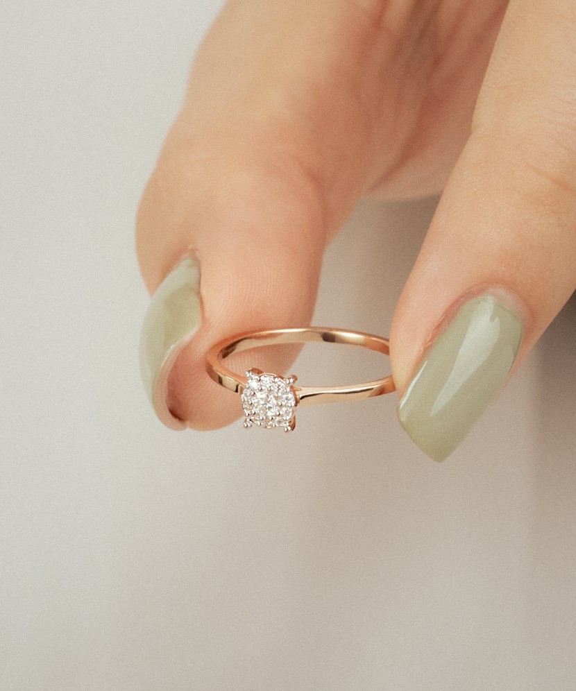 Gold ring with diamonds