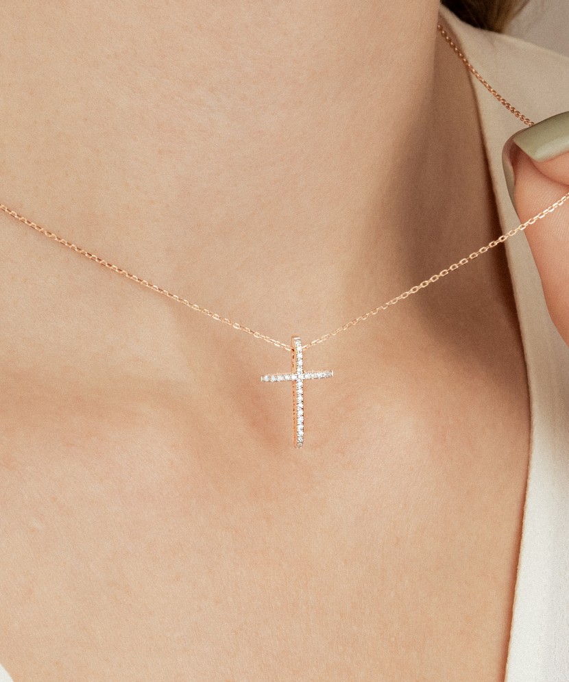 Gold chain with diamond pendant